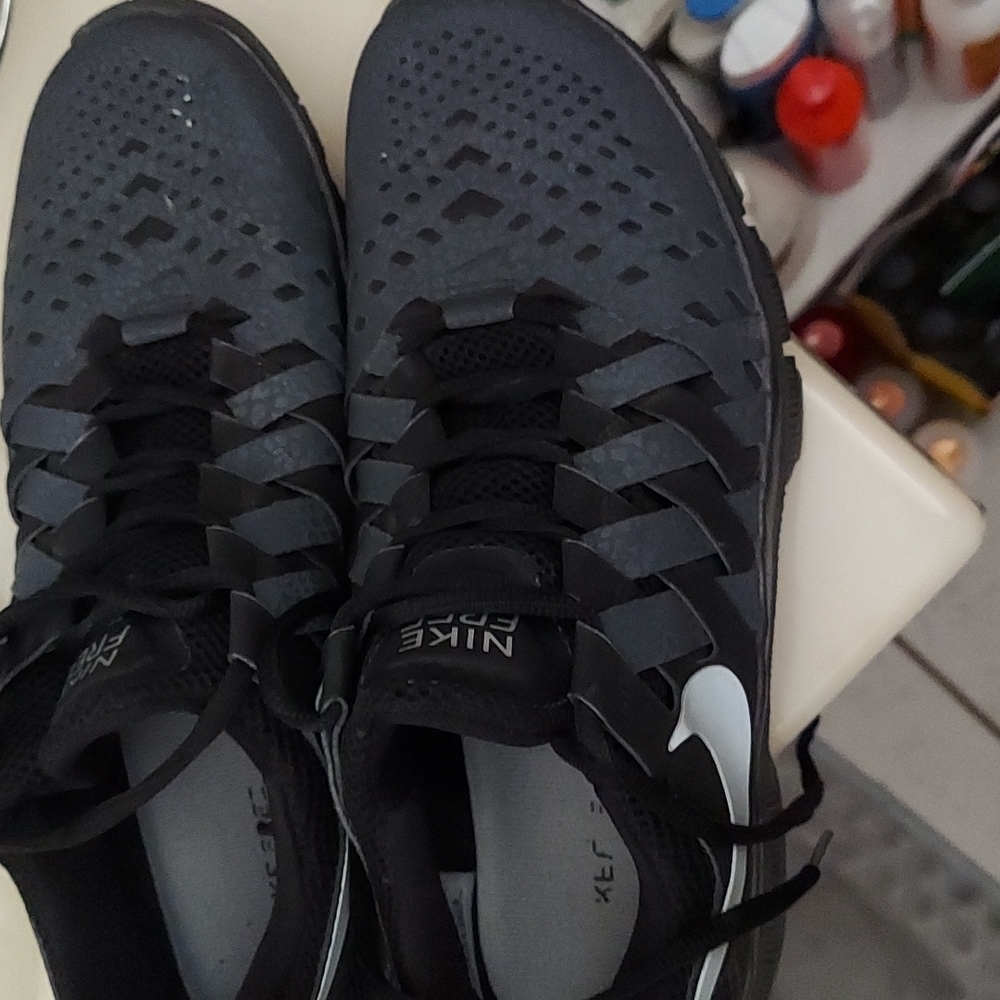 Tennis shoes